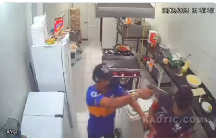 Ladrón entró a robar una pizzería y recibió paliza (+video)