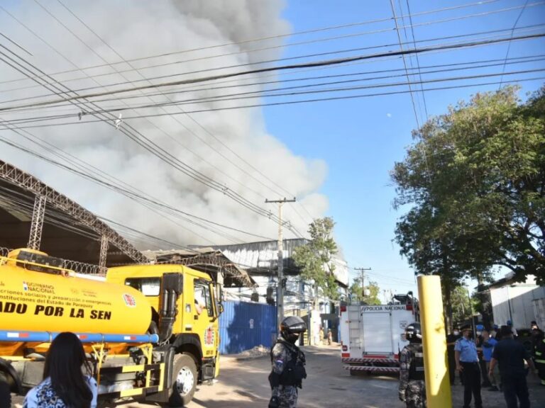 «Emergencia mayor» por un incendio en Asunción ante una posible fuga de amoníaco