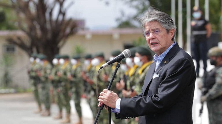 Presidente de Ecuador congela precio de los combustibles