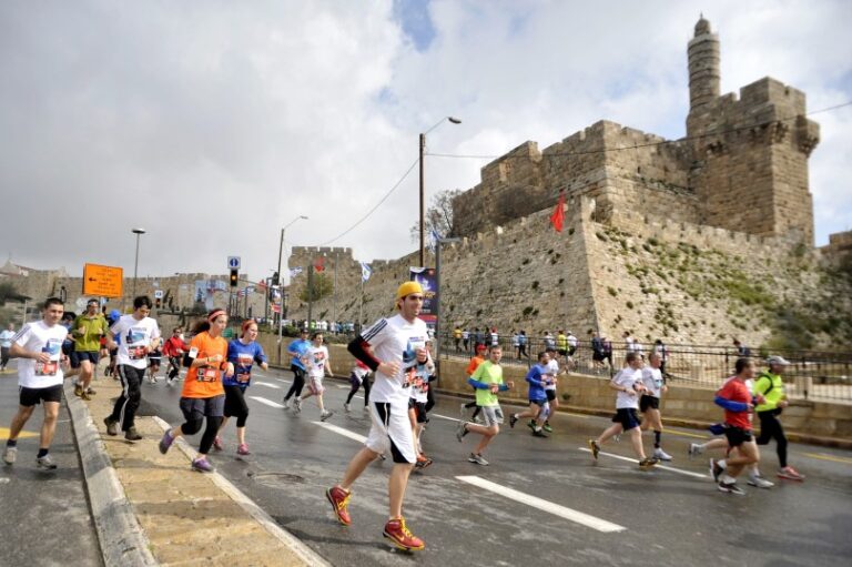 Unos 17.000 participantes corren el Maratón de Jerusalén, el primero poscovid