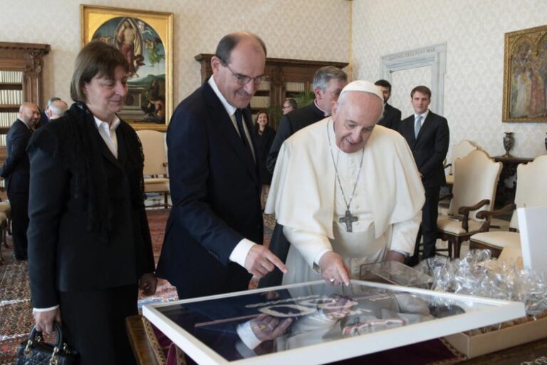 El primer ministro francés regala al papa la camiseta de Messi del PSG