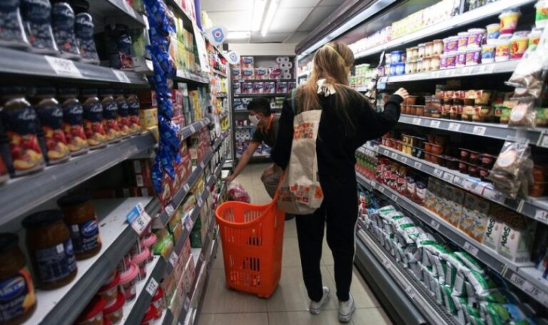 Argentina congela los precios de los alimentos para poner freno a la inflación
