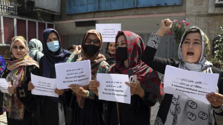 Los talibanes dispersan una protesta de mujeres que reclamaban sus derechos