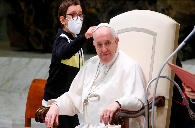 Un niño, protagonista en la audiencia general al querer el solideo del papa