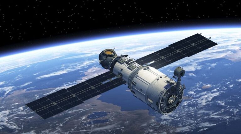 Miles de satélites corren el riesgo de colisionar en el espacio y desatar el caos en la Tierra