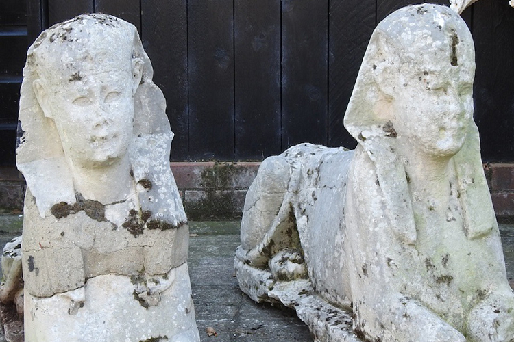 Familia descubre que las dos esculturas de su jardín son esfinges del Antiguo Egipto