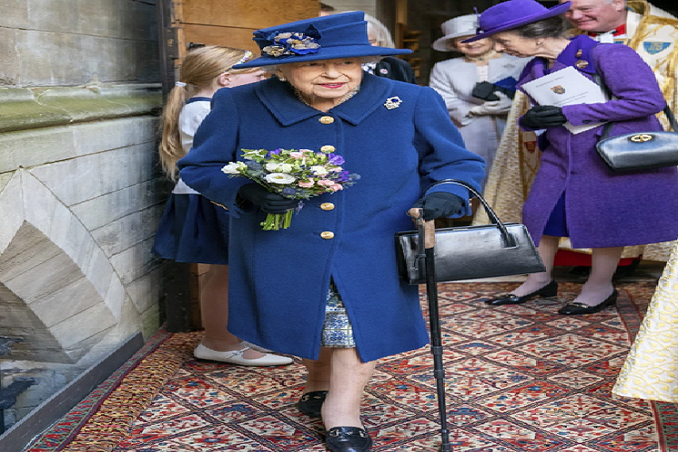 La reina Isabel II fue vista usando un bastón en un evento público por primera vez