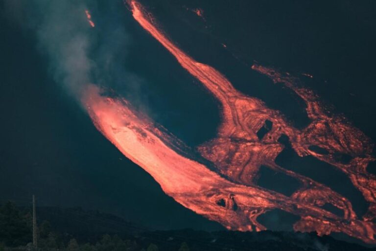 El cono del volcán de Canarias sufre un nuevo colapso en su momento de más actividad