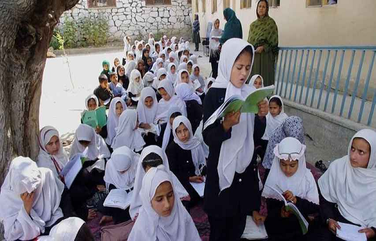Talibanes permitirán «pronto» a todas las niñas regresar a las escuelas
