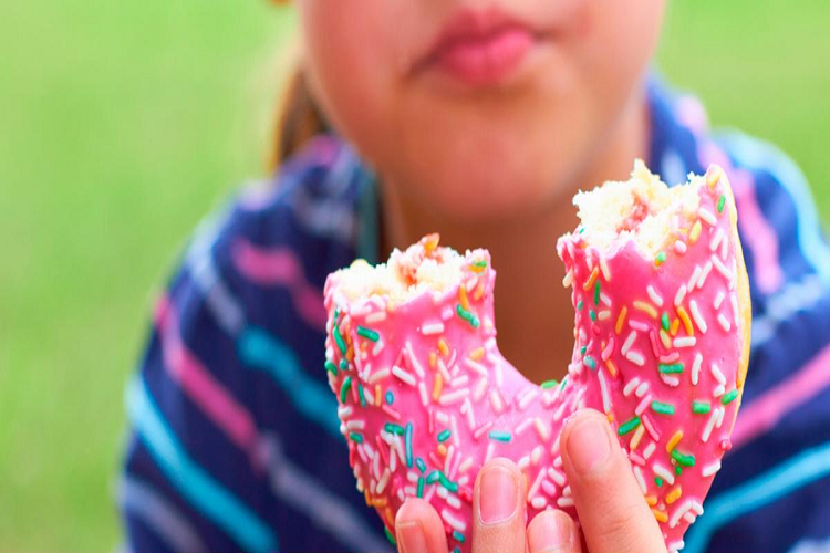 España prohibirá la publicidad de dulces dirigida a niños para luchar contra la obesidad