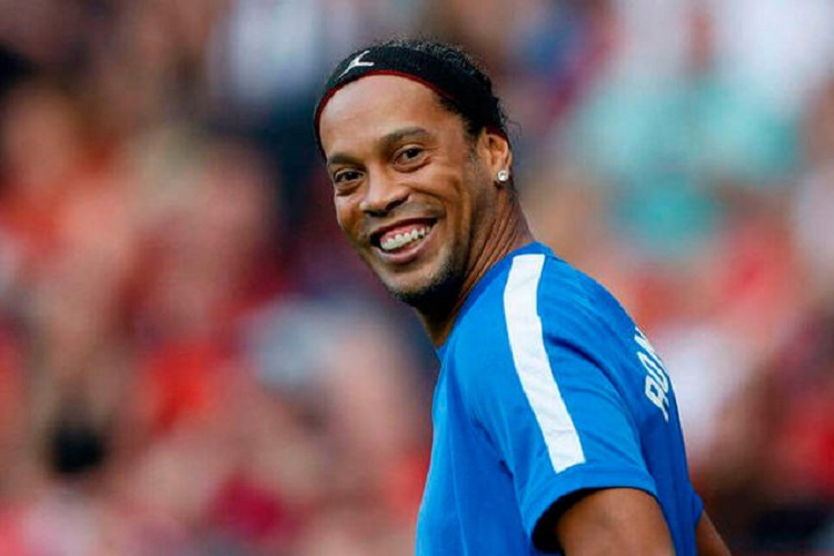 Ronaldinho podría regresar a prisión por incumplimiento en pago de manutención