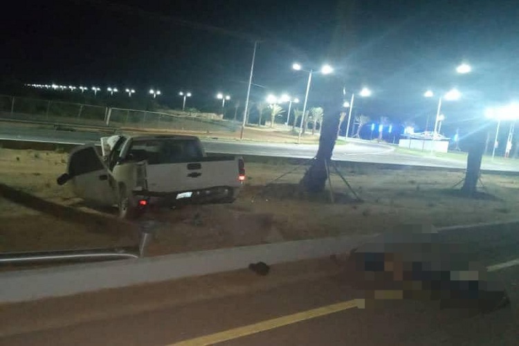 Hombre muere en vuelco frente al Aeropuerto Josefa Camejo