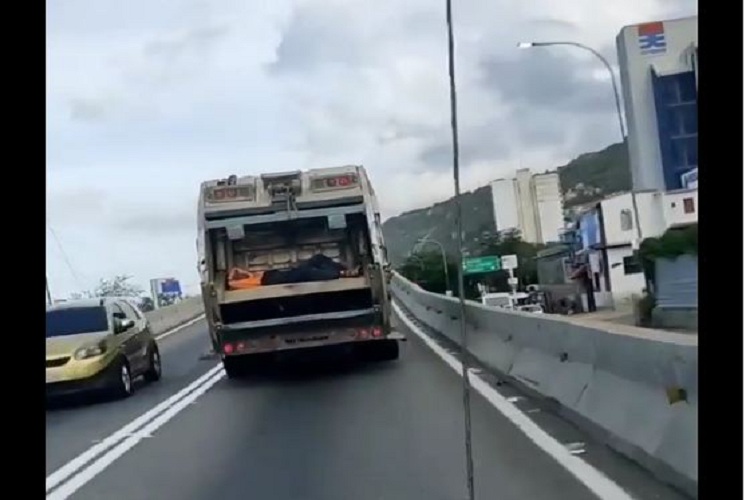 Video: Se quedó dormido en la parte detrás del camión de la basura