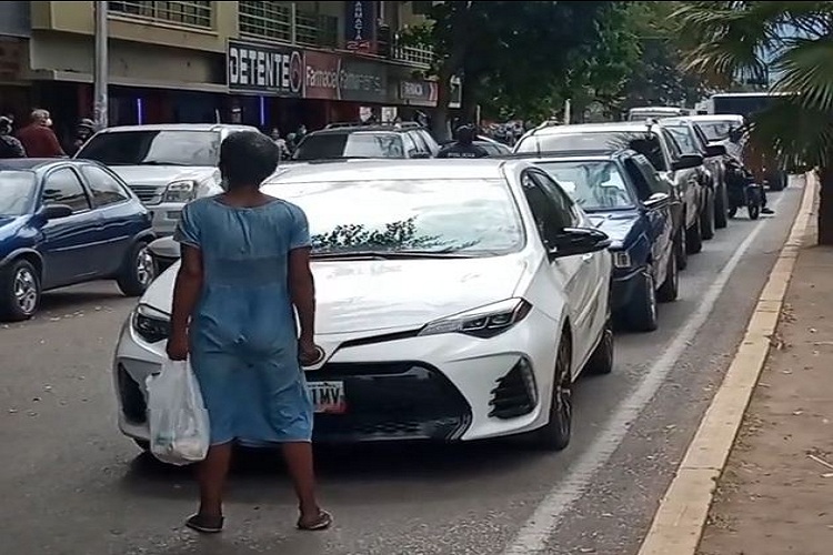 Video: Mujer en situación de calle bloquea tráfico en la avenida Manaure de Coro