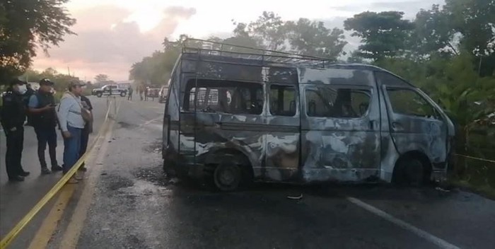 12 muertos y tres heridos en choque de minibuses en México