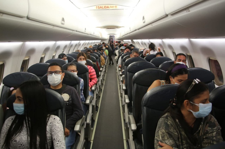 99 venezolanos regresaron desde Ecuador en vuelo de Conviasa