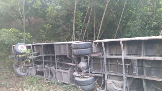 Carabobo: Dos muertos y 11 heridos en vuelco de autobús