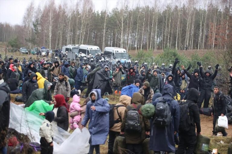 Polonia detiene a un centenar de migrantes en la frontera y acusa a Bielorrusia