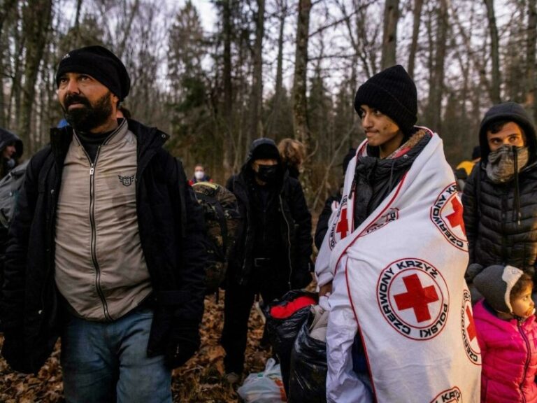 Polonia detiene a decenas de migrantes y acusa a Bielorrusia de crear la crisis