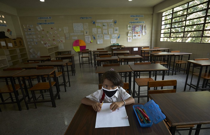 Más de un millón de venezolanos deja de estudiar desde 2018, según la UCAB