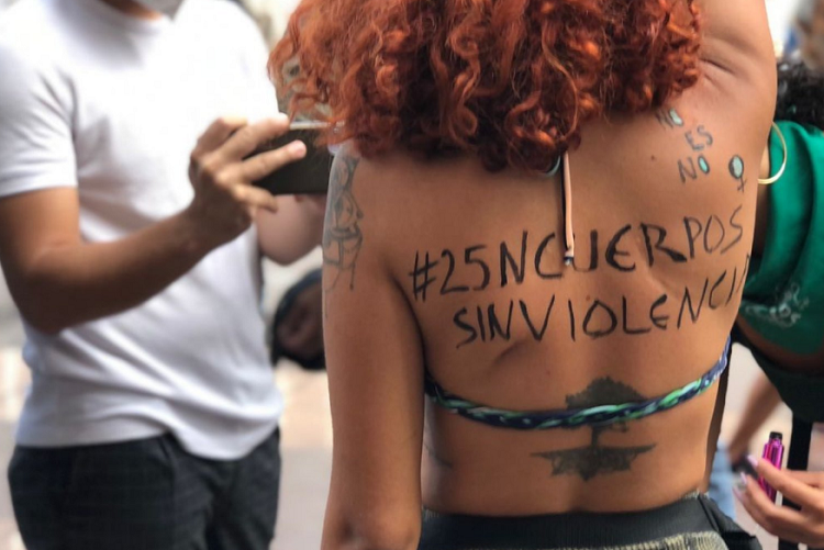 Mujeres exigen en la Plaza Caracas acciones contra la violencia de género
