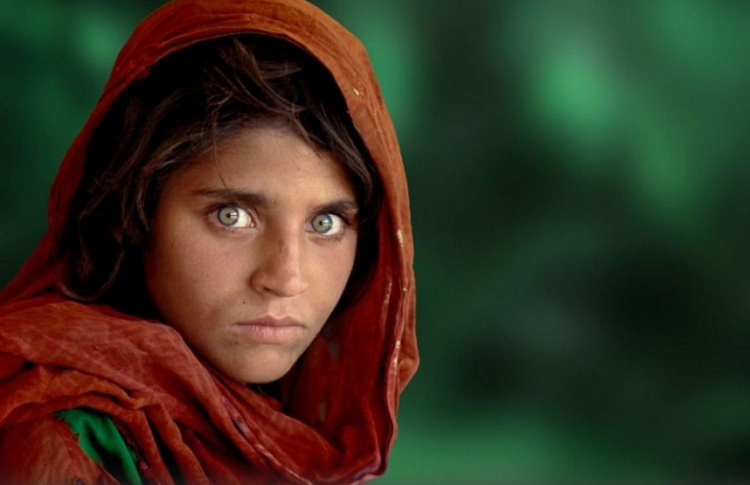 Italia declara como refugiada a la “niña afgana” conocida por su portada en National Geographic
