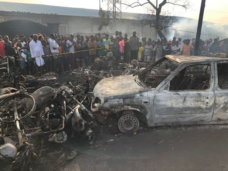 Explosión de camión de combustible en Sierra Leona causa 98 muertos