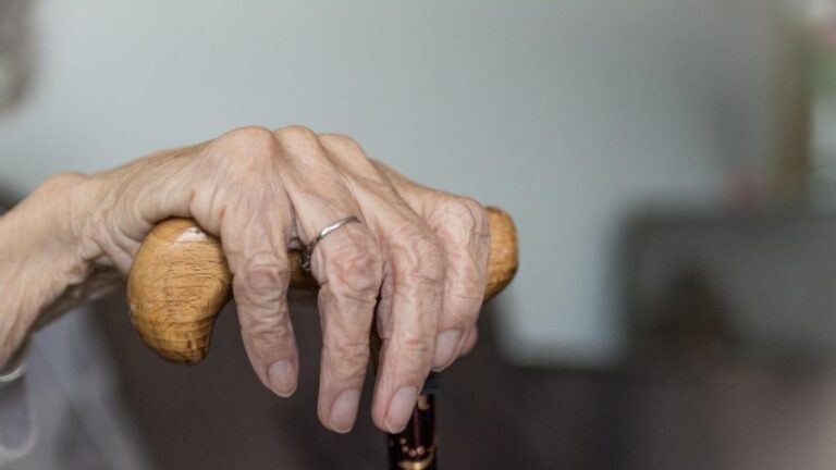 Una anciana a la que negaron la eutanasia en España, se lanzó desde un balcón