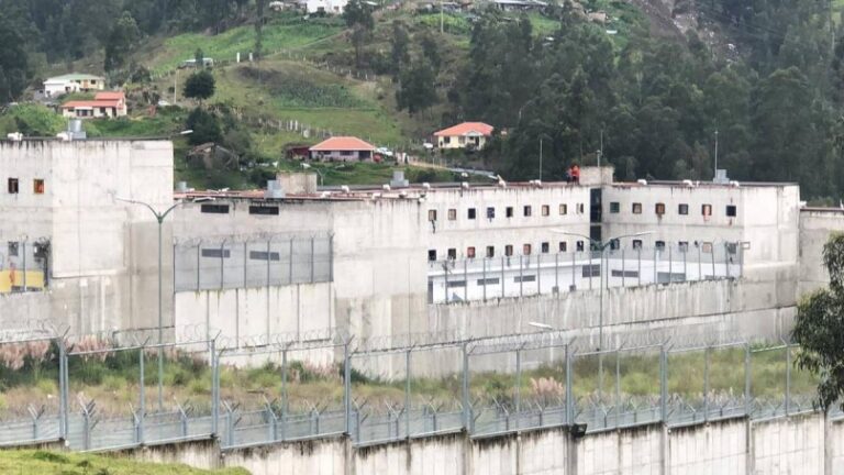 Presidente de Ecuador indulta a reos para reducir hacinamiento en las prisiones
