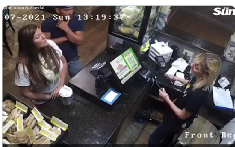 Mujer que le tiró sopa a la gerente de restaurante fue arrestada (+video)
