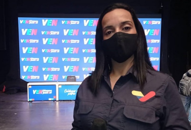 Periodista de VTV pide al gobierno que le permita vivir en apartamento que invadió Caracas