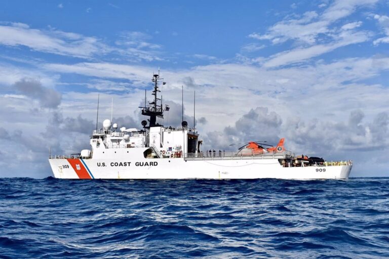 Guardacostas de EE.UU. hallan vivo a hombre desaparecido tras zarpar de Bahamas
