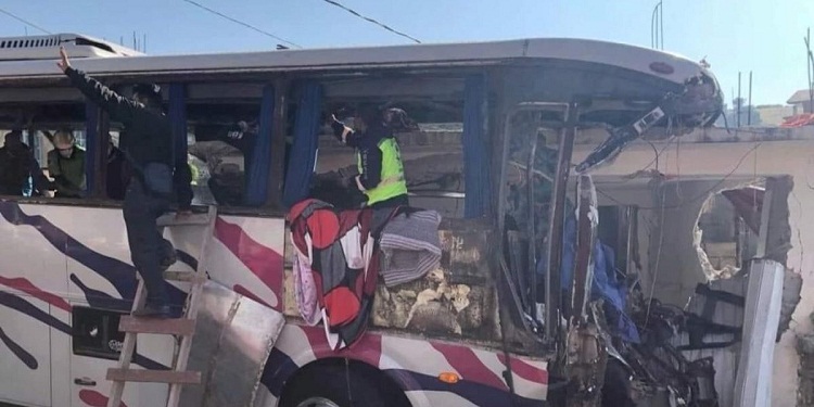 19 muertos y 20 heridos en choque de autobús en centro de México