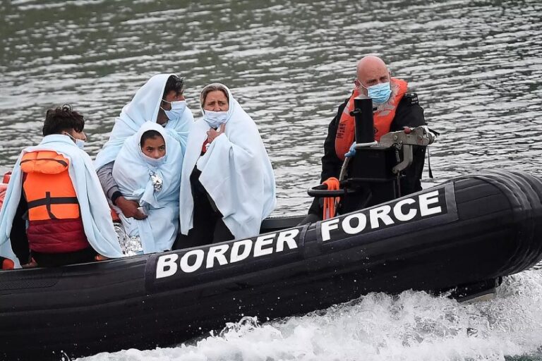 Aumenta la tensión entre el Reino Unido y Francia por migrantes en el canal de la Mancha