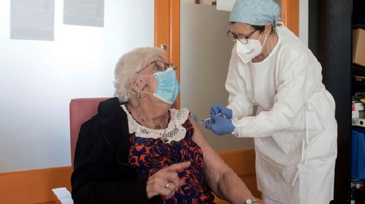 Francia impone tercera dosis de vacuna anticovid para mayores de 65 años