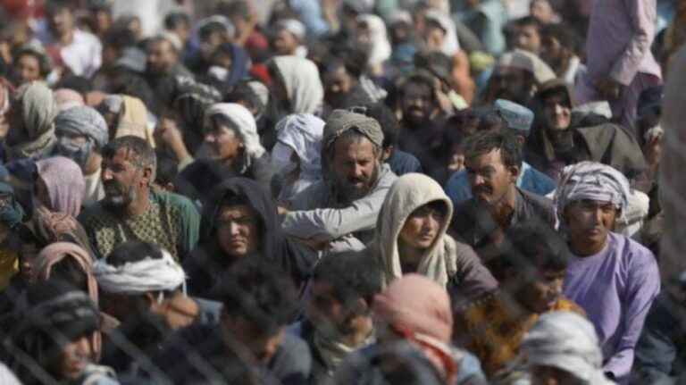 ONG afirma que entre 4.000 y 5.000 afganos cruzan diariamente a Irán