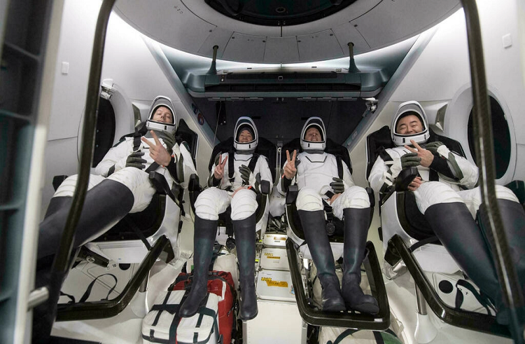 Tripulantes de SpaceX regresaron a la Tierra tras misión récord de seis meses
