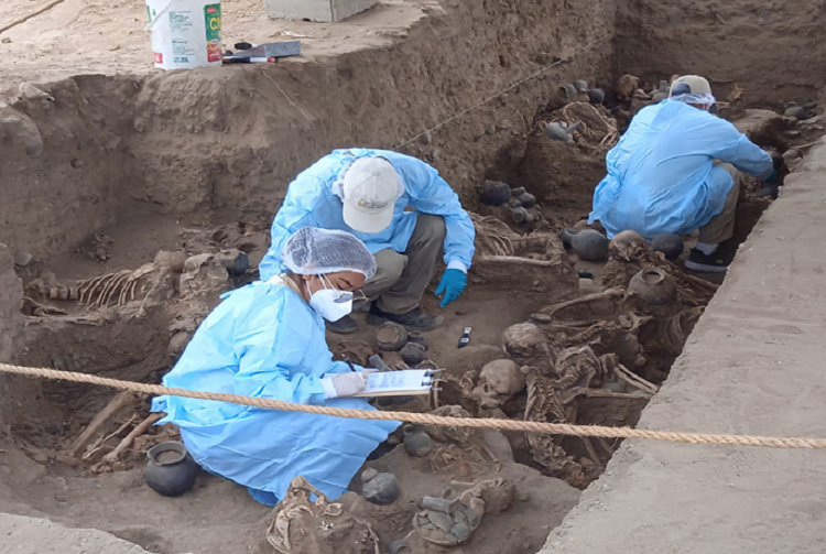 Descubren restos óseos de 25 personas en complejo arqueológico de Perú