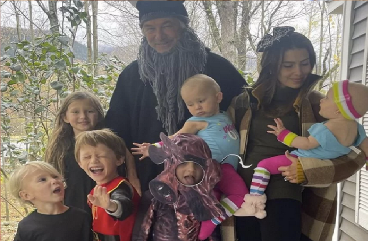 Alec Baldwin celebra Halloween con sus hijos