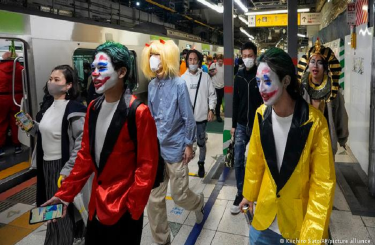 Hombre disfrazado de “Joker” apuñaló a 17 pasajeros en un tren de Tokio (+video)
