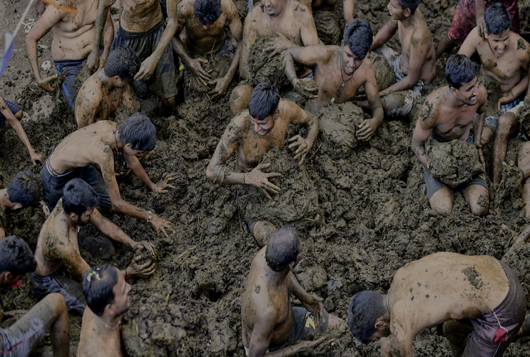 Todo un pueblo se lanza estiércol de vaca en una fiesta popular de la India