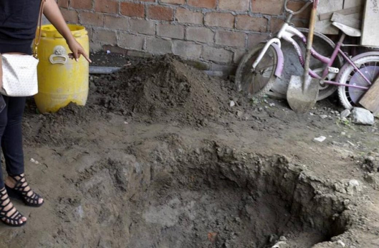 Encuentran cuerpo de mujer enterrado en el patio de su casa