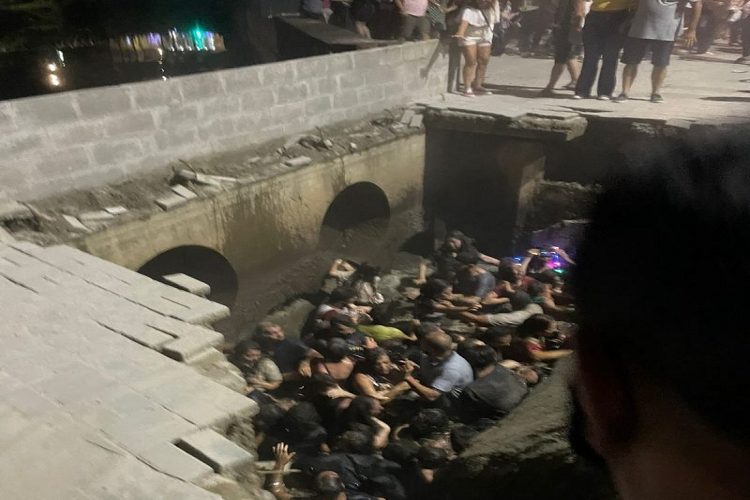 30 personas cayeron al río durante una celebración de inicio de la Navidad en Brasil