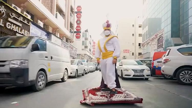 Aladdín vuela en alfombra mágica por las calles de Dubái (Vídeo)