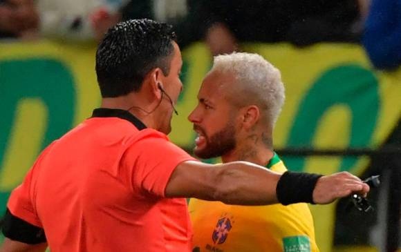 Conmebol suspende al árbitro que no expulsó a Neymar
