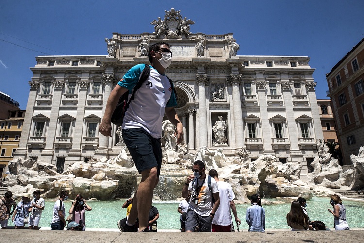 Roma obligará al uso de mascarillas al aire libre a partir del 23-D