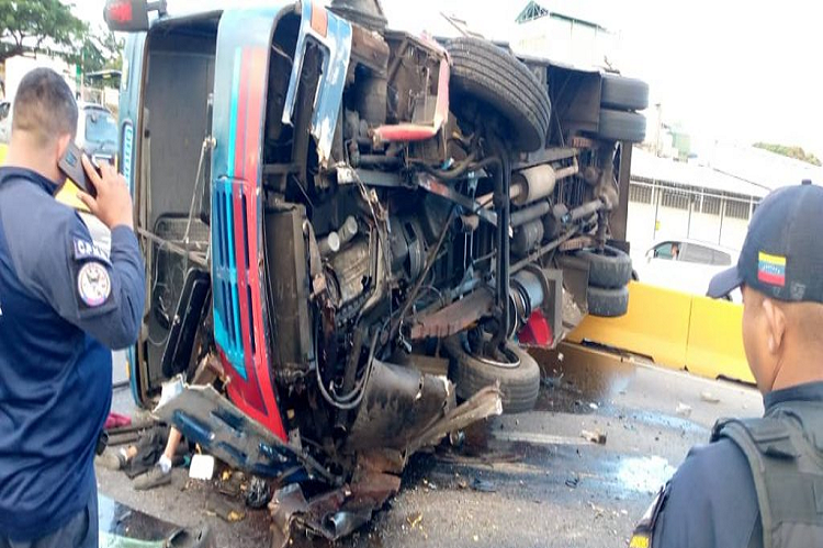Accidente de autobús deja un muerto en Valencia