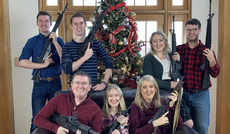 EE:UU: Congresista provoca indignación por foto familiar navideña con armas de fuego