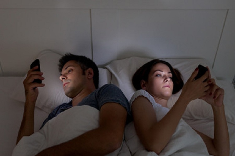 Pagarán 25.000 dólares a pareja que pase 30 noches sin internet