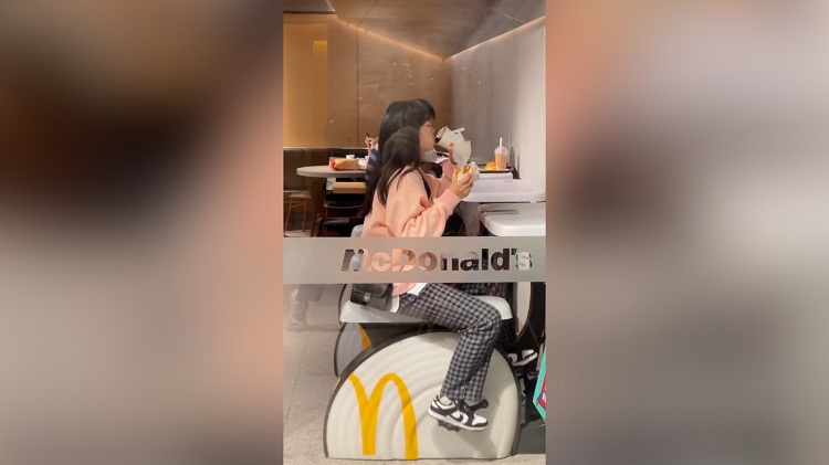 Instalan bicicletas estáticas en un Mc Donald’s para que las personas se ejerciten mientras comen